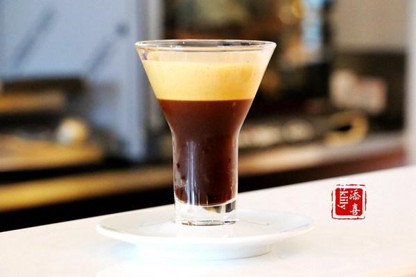 「illy caffé」店内提供意式咖啡和轻食,咖啡鸡尾酒,零售产品如